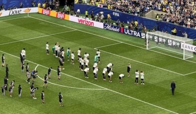 Japon futbolcular, Brezilya’ya elendiği için taraftarların önünde eğilerek özür diledi