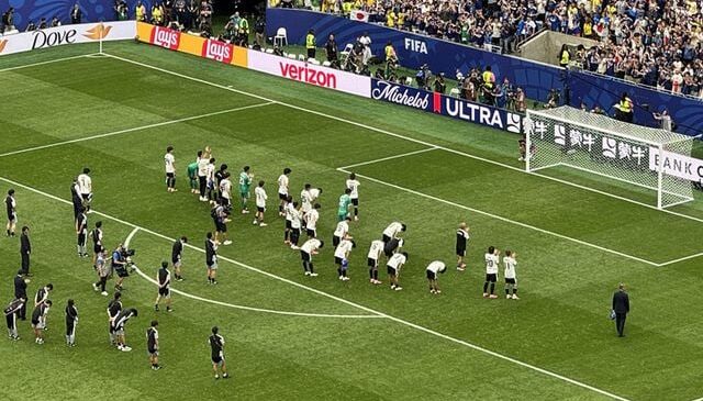 Japon futbolcular, Brezilya’ya elendiği için taraftarların önünde eğilerek özür diledi