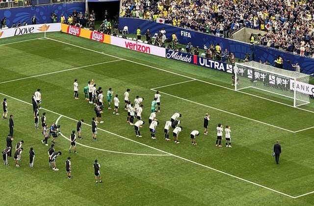 Japon futbolcular, Brezilya’ya elendiği için taraftarların önünde eğilerek özür diledi