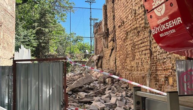 Kadıköy’de bina yıkımı sırasında göçük altında kalan 2 işçi kurtarıldı