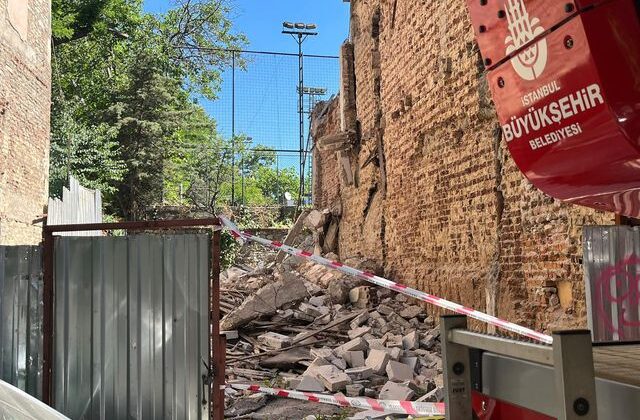 Kadıköy’de bina yıkımı sırasında göçük altında kalan 2 işçi kurtarıldı