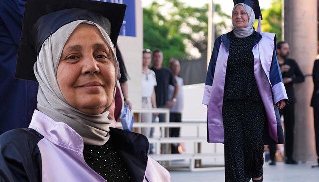 Kanser nedeniyle ara verdiği üniversiteden 38 yıl sonra birincilikle mezun oldu