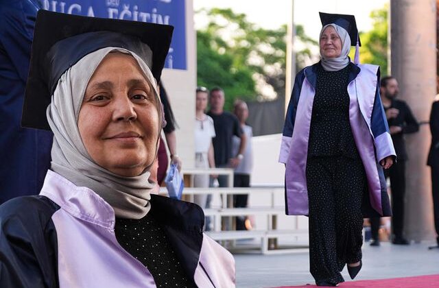 Kanser nedeniyle ara verdiği üniversiteden 38 yıl sonra birincilikle mezun oldu