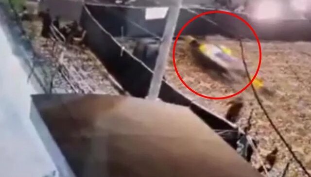 Pakistan’da bir araç camiye daldı: 2 ölü, 30 yaralı