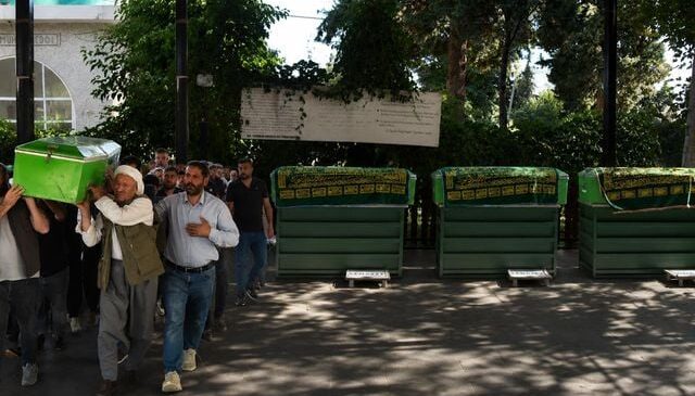 Siverek’te yürek yakan cenaze, 3 kardeş yan yana defnedildi