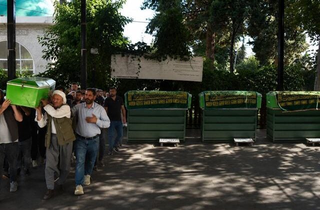 Siverek’te yürek yakan cenaze, 3 kardeş yan yana defnedildi