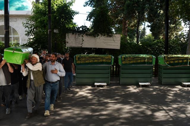 Siverek’te yürek yakan cenaze, 3 kardeş yan yana defnedildi