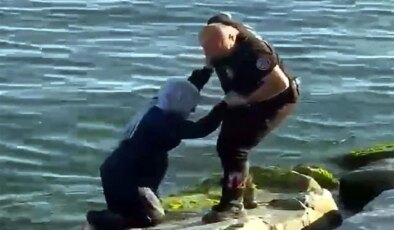 Avcılar’da kayalıklardan düştü: Vatandaşlar fark etti, yunus polisleri harekete geçti!