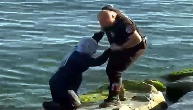 Avcılar’da kayalıklardan düştü: Vatandaşlar fark etti, yunus polisleri harekete geçti!