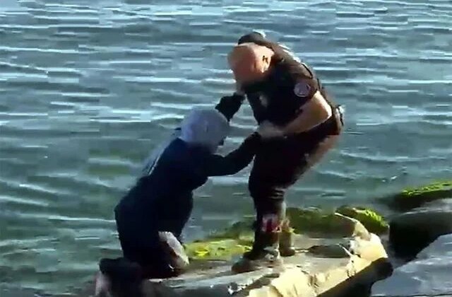 Avcılar’da kayalıklardan düştü: Vatandaşlar fark etti, yunus polisleri harekete geçti!