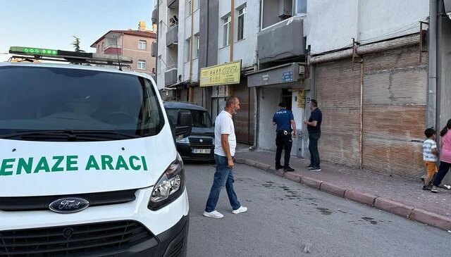 Kendisini su borusuna asarak intihar etti