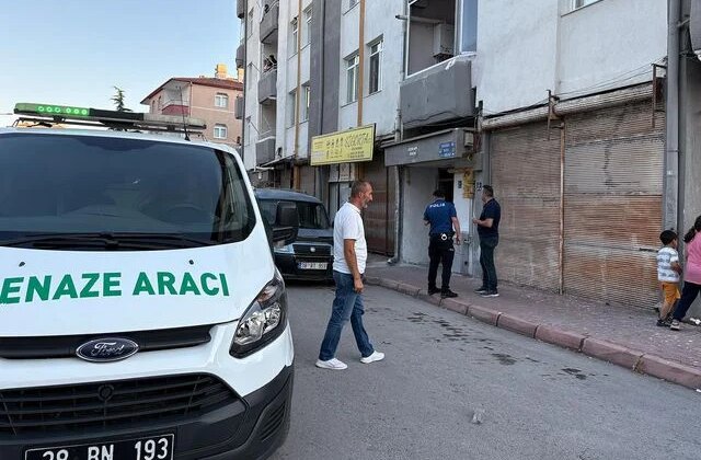 Kendisini su borusuna asarak intihar etti