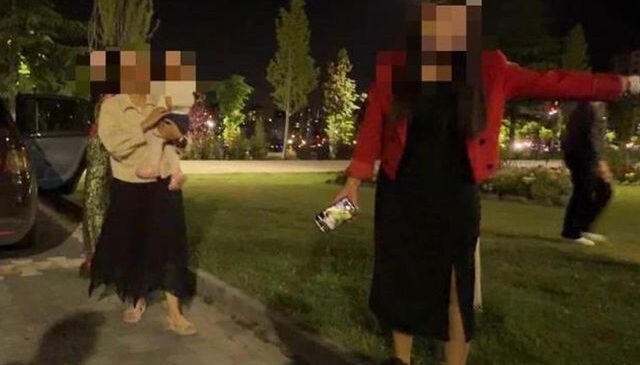 Bebeğini arabada unuttu, hıncını gazetecilerden çıkardı