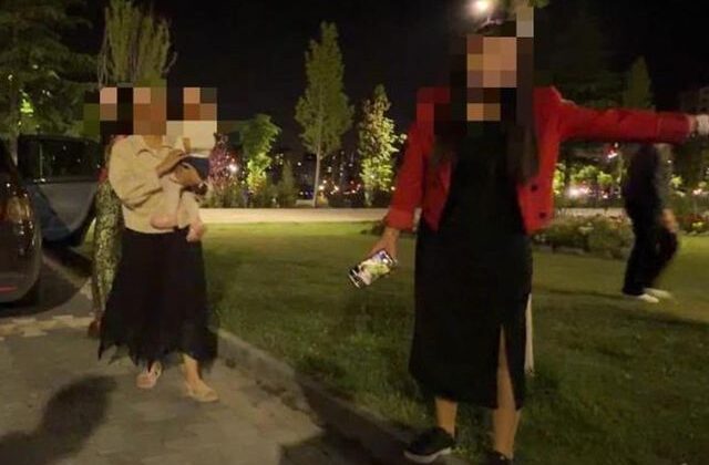 Bebeğini arabada unuttu, hıncını gazetecilerden çıkardı