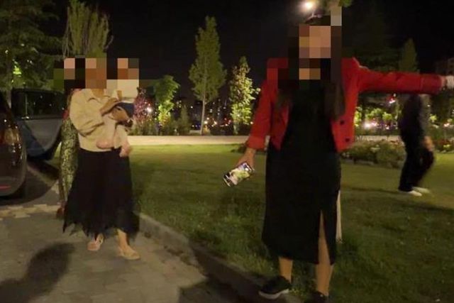 Bebeğini arabada unutan kadın, gazetecilere saldırdı