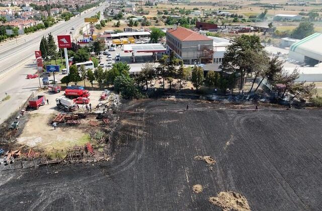 Buğday tarlasında çıkan yangın, akaryakıt istasyonuna sıçramadan söndürüldü