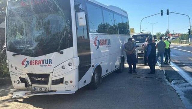 Kırşehir’de işçi servislerinin karıştığı kazada 17 kişi yaralandı