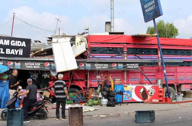 Adana’da korku dolu anlar! Kontrolden çıkan kamyon bakkala daldı