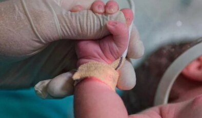 20 günlük bebek babasının kullandığı minibüsün altında can verdi