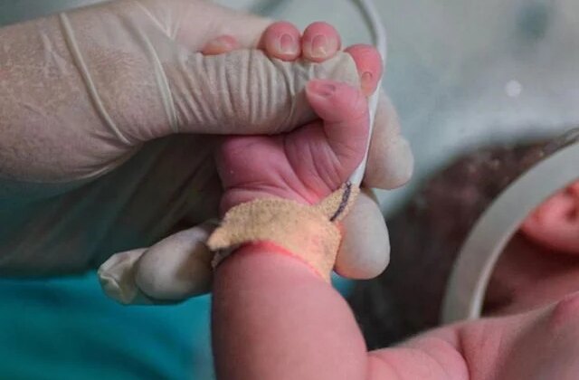 20 günlük bebek babasının kullandığı minibüsün altında can verdi