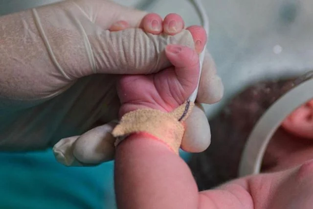 20 günlük bebek babasının kullandığı minibüsün altında can verdi