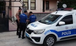 Uzaklaştırma kararı olan koca, çocuklarının gözü önünde eşini boynundan bıçakladı