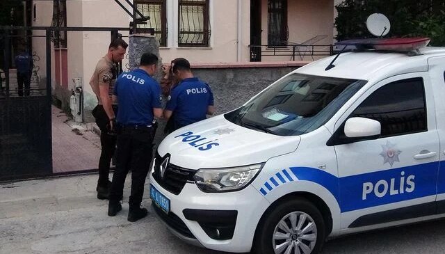 Uzaklaştırma kararı olan koca, çocuklarının gözü önünde eşini boynundan bıçakladı
