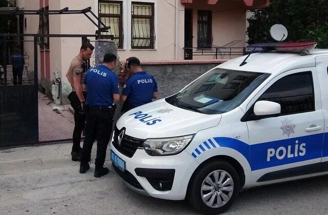 Uzaklaştırma kararı olan koca, çocuklarının gözü önünde eşini boynundan bıçakladı