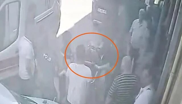 Krikodan düşen aracın altında kalan kaporta ustası yaralandı