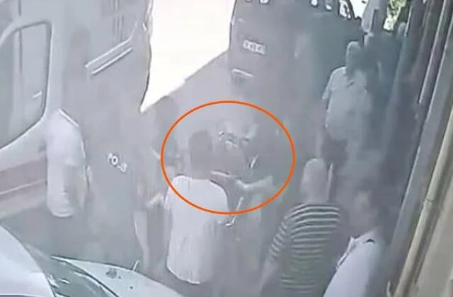 Krikodan düşen aracın altında kalan kaporta ustası yaralandı