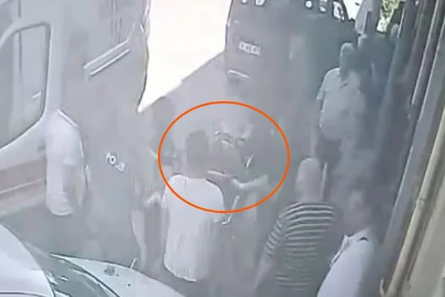 Krikodan düşen aracın altında kalan kaporta ustası yaralandı