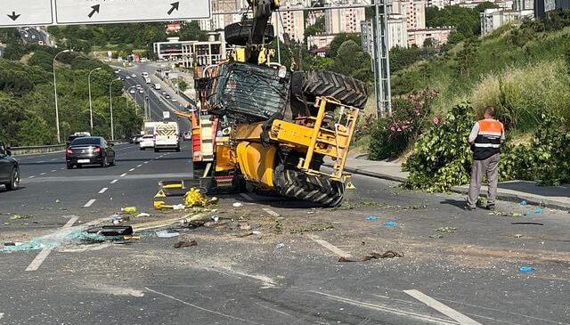 Küçükçekmece’de çekiciyle taşıdığı iş makinesinin altında kalan sürücü öldü