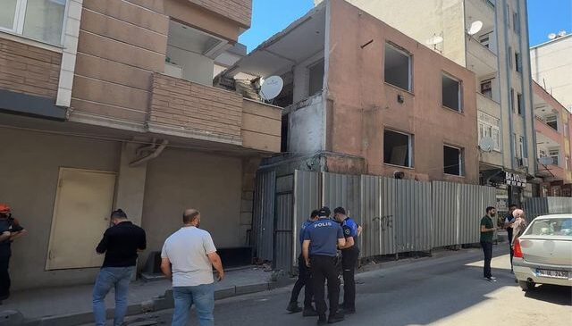 Kentsel dönüşüm binasında kaçak malzeme sökerken canından oldu