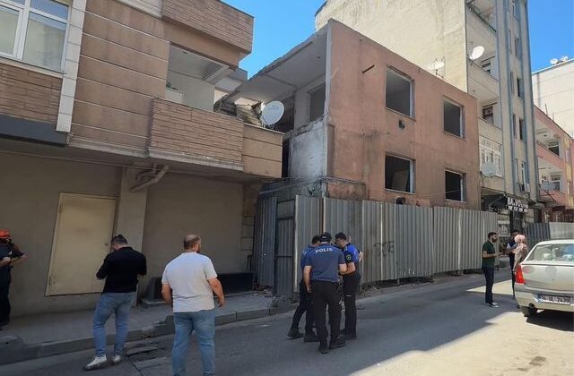 Kentsel dönüşüm binasında kaçak malzeme sökerken canından oldu