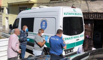 Annesinin cesediyle günlerce aynı evde yaşadı