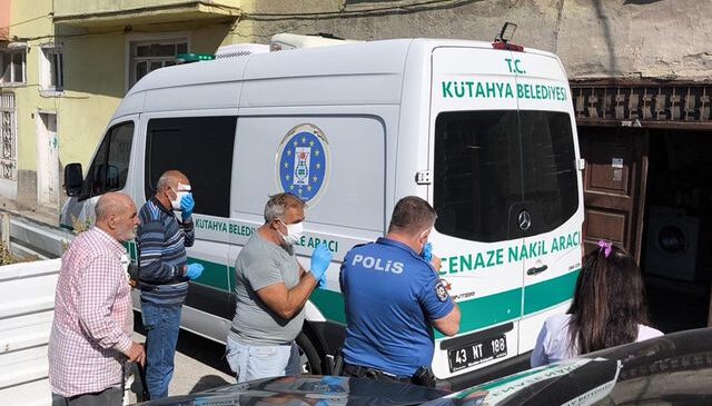 Annesinin cesediyle günlerce aynı evde yaşadı