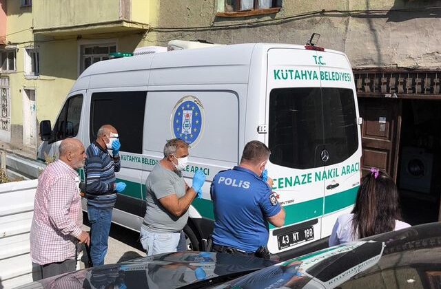 Annesinin cesediyle günlerce aynı evde yaşadı