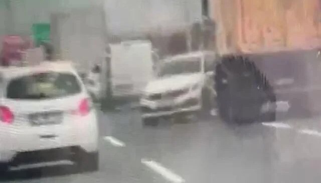 Kuzey Marmara Otoyolu’nda katliam gibi kaza ucuz atlatıldı! Otomobili metrelerce sürükledi