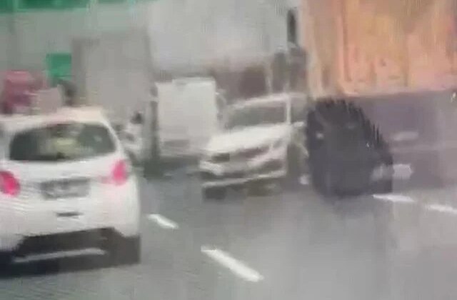 Kuzey Marmara Otoyolu’nda katliam gibi kaza ucuz atlatıldı! Otomobili metrelerce sürükledi