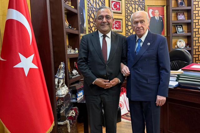 Makam odasında kol kola poz! Bahçeli, Sezgin Tanrıkulu’nu ağırladı