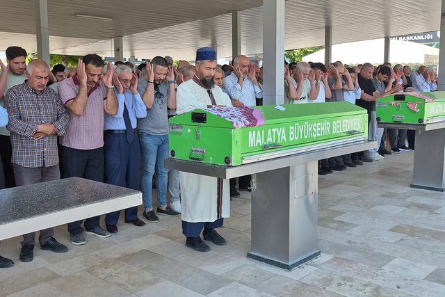 Eşini ve kızını katletti, 'depresyondayım' dedi: Anne-kız defnedildi