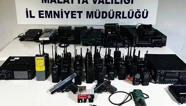 Malatya’da emniyetin frekanslarını dinledikleri iddia edilen 6 kişi yakalandı