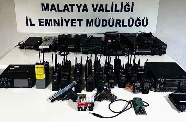 Malatya’da emniyetin frekanslarını dinledikleri iddia edilen 6 kişi yakalandı