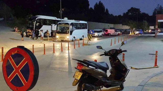 Manavgat’ta rafting yapmaya giden 52 yerli turist gıda zehirlenmesi şüphesiyle hastaneye başvurdu