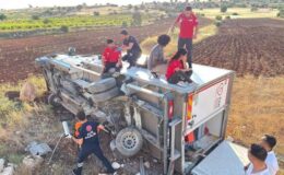 Mardin’de Kızılay’ın aracı devrildi: 1’i doktor 4 yaralı
