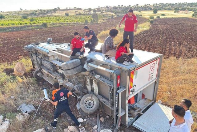 Mardin’de Kızılay’ın aracı devrildi: 1’i doktor 4 yaralı