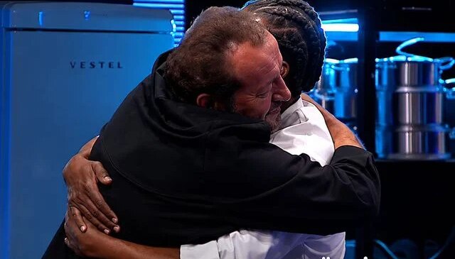 MasterChef’te büyük sürpriz! Mehmet Şef boynuna sarıldı