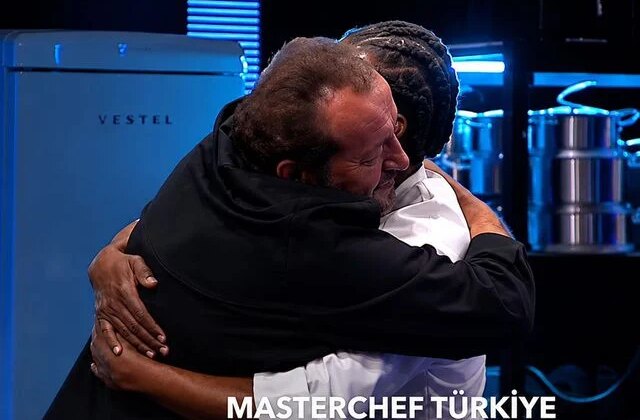 MasterChef’te büyük sürpriz! Mehmet Şef boynuna sarıldı