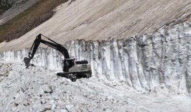 Temmuz ayına 1 gün kala hala 4 metre kar var