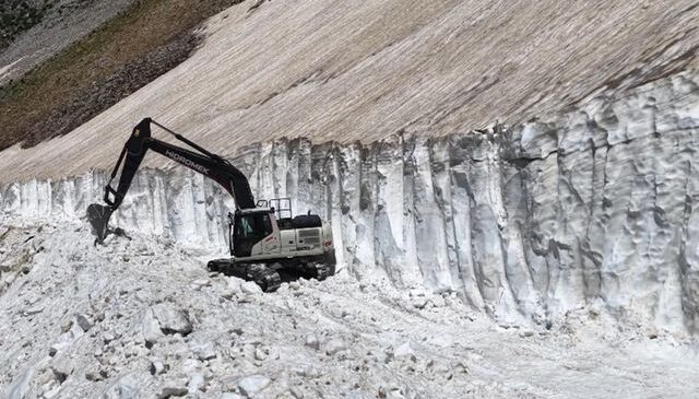 Temmuz ayına 1 gün kala hala 4 metre kar var